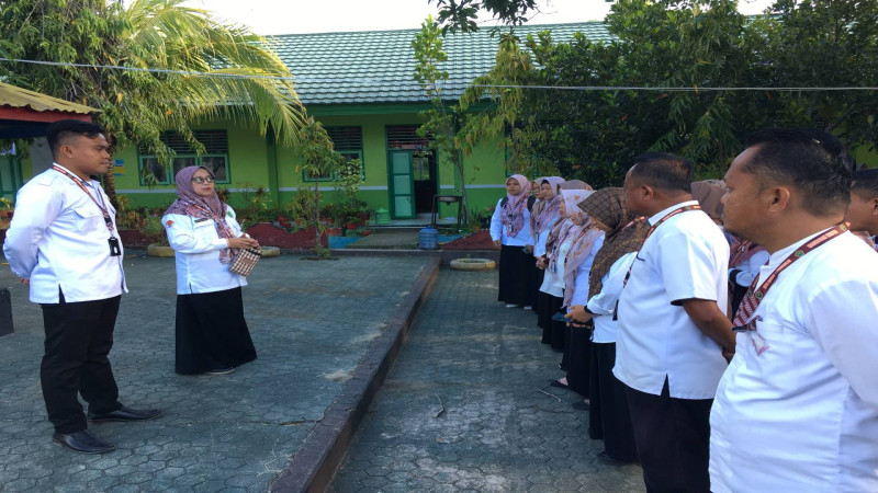 Dihadapan Guru dan TU, Kepala MTsN 1 Pohuwato Soroti Kedisiplinan Peserta Didik